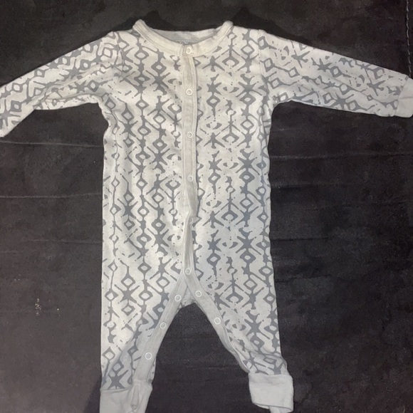 6 baby pajamas - Picture 3 of 7